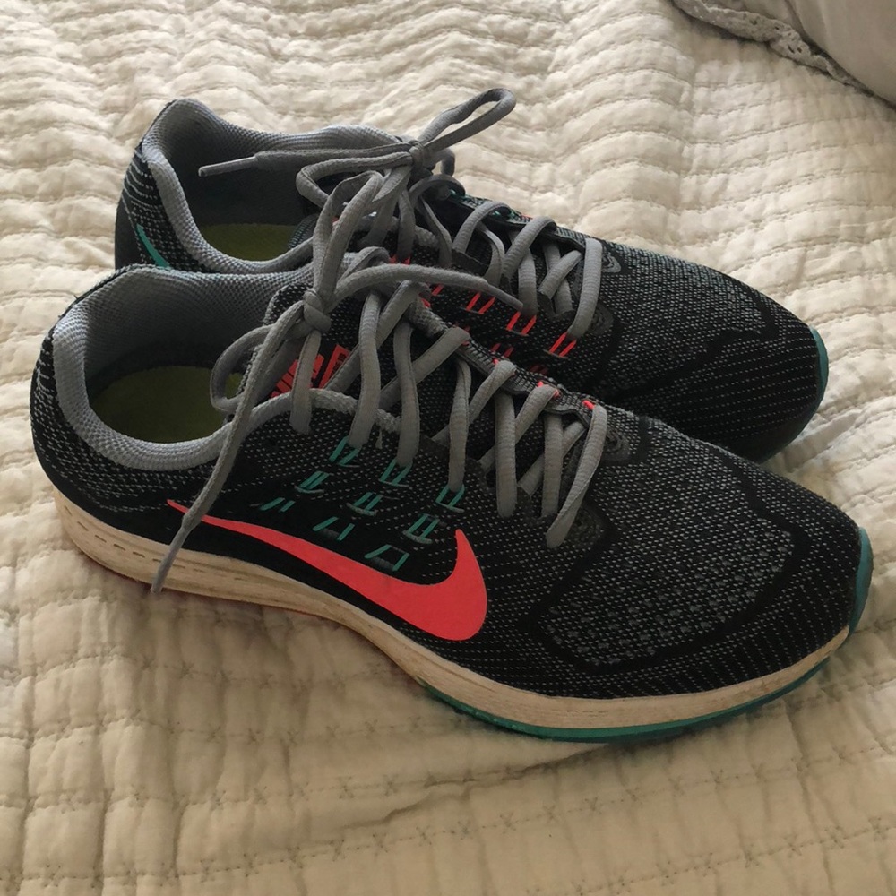 Nike zoom structure sneakers